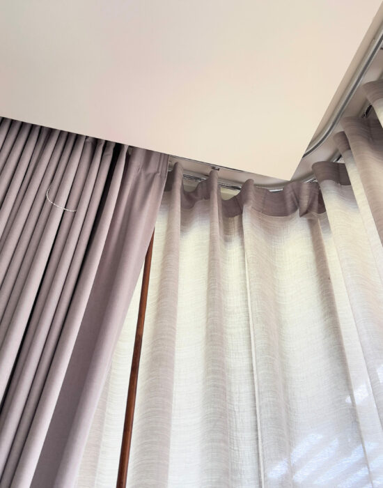 Curtain,Rails,In,Bedroom,Corner.,Double,Curtain,Rails,And,Ceiling